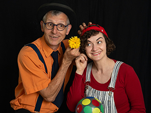 Die Omama im Apfelbaum